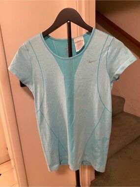 Nike Women's Aqua Performance Short-Sleeve Tee size medium